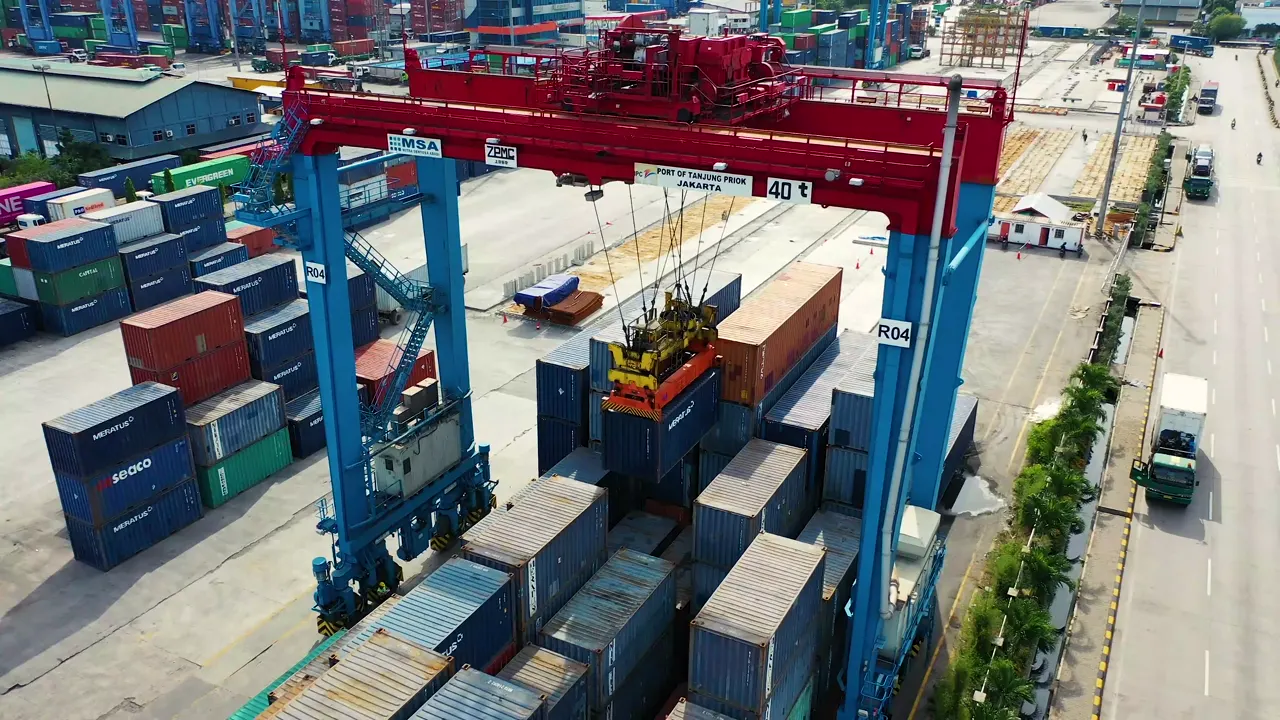 Container loading at an active freight port